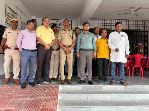 जिला निर्वाचन पदाधिकारी सह जिलाधिकारी ने सिकंदरपुर स्थित वेयरहाउस का किया मासिक निरीक्षण